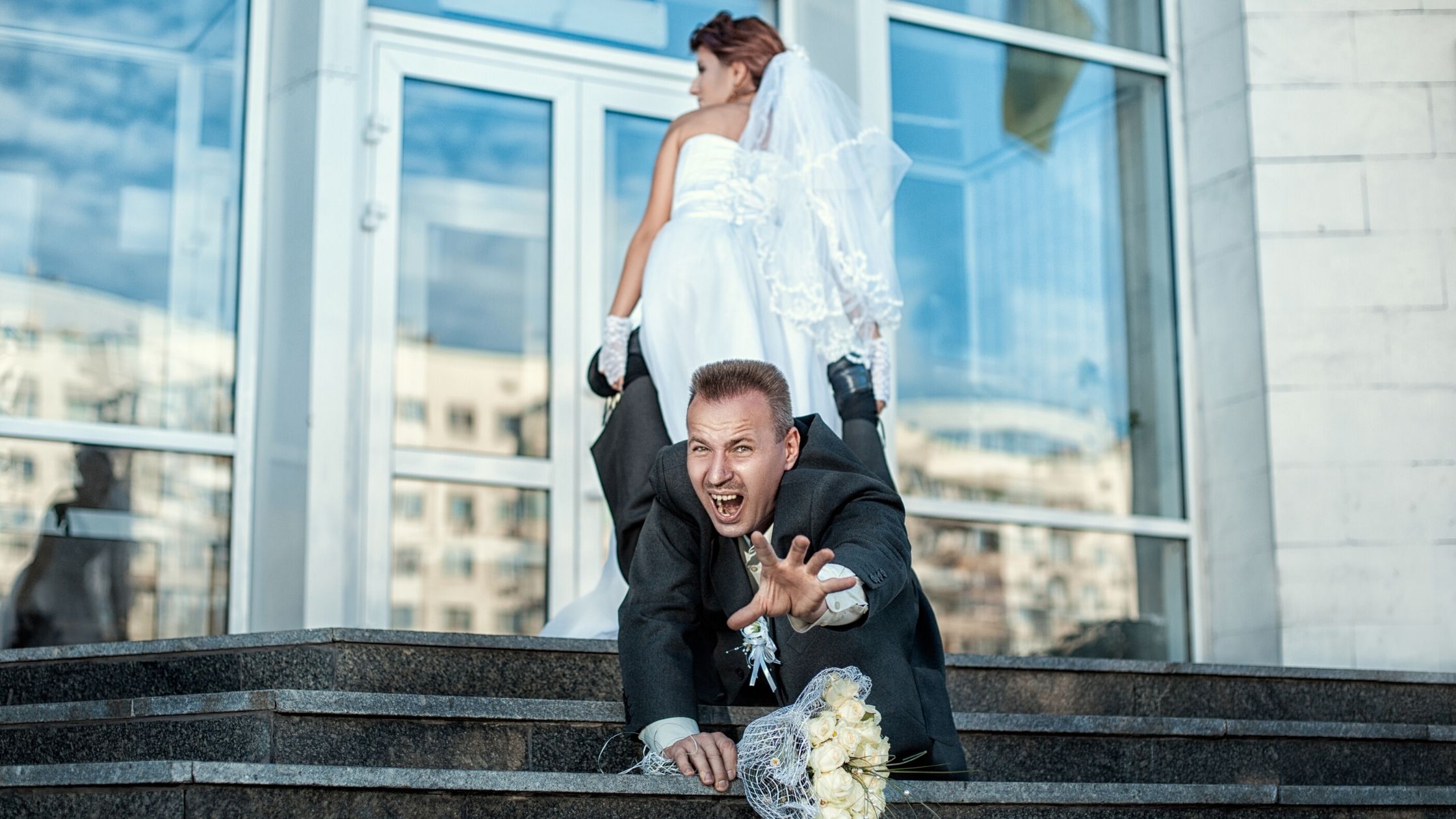 Невеста отказала жениху. Невеста тащит жениха в ЗАГС. Невеста убегает от жениха. Жених сбежал со свадьбы. Смешные Свадебные фотосессии в ЗАГСЕ.