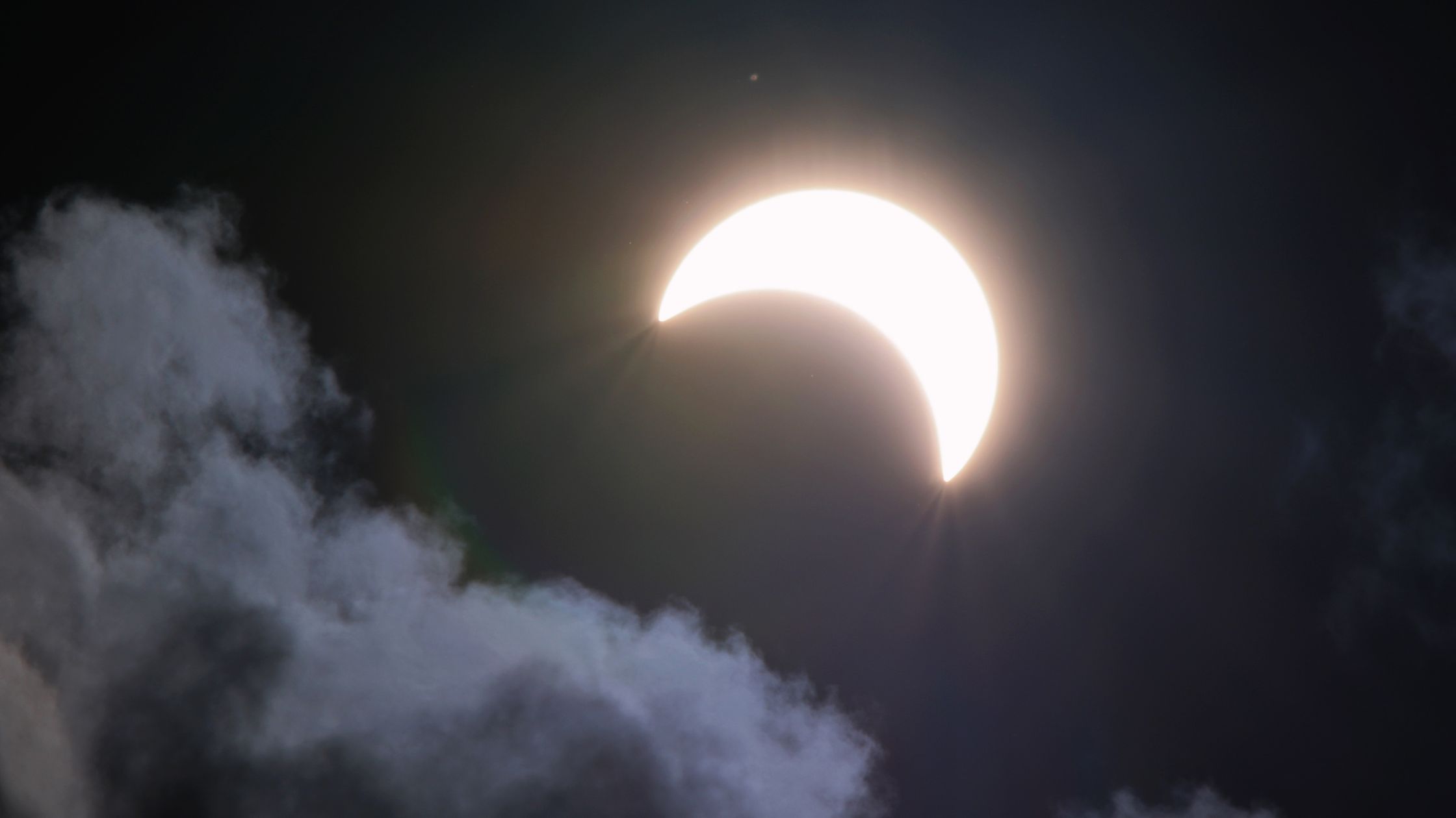Für 3 Sternzeichen beginnt zum Neumond am 8. April 2024 eine glückliche Phase
