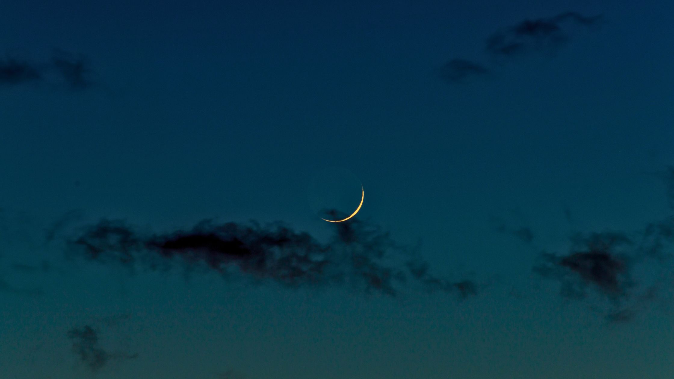 Neumond am 28. Februar: Diese 3 Sternzeichen stehen vor einer Wende in der Liebe!