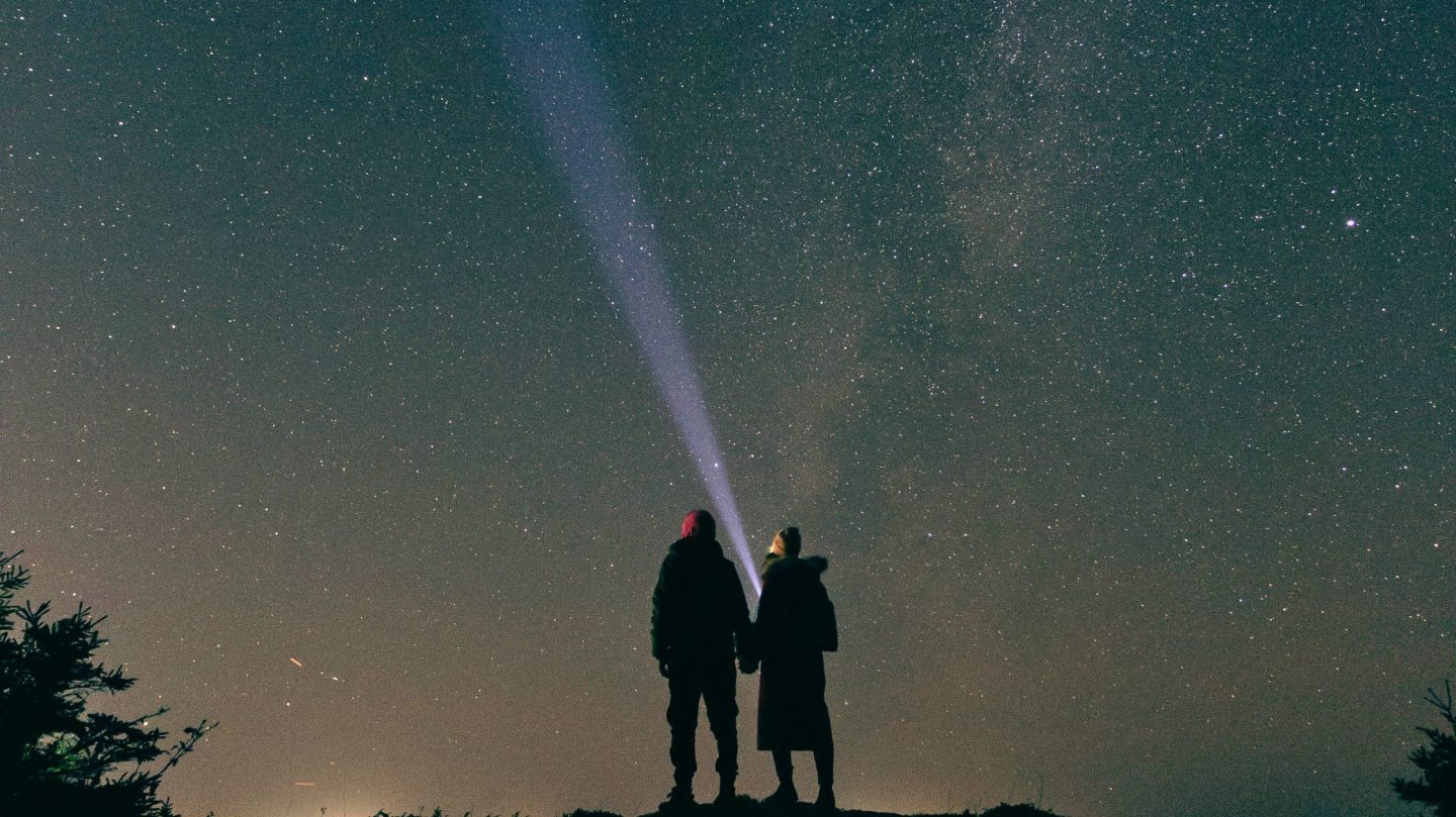 Dein Liebeshoroskop für Juli 2025: So steht es um dein Herz diesen Sommer