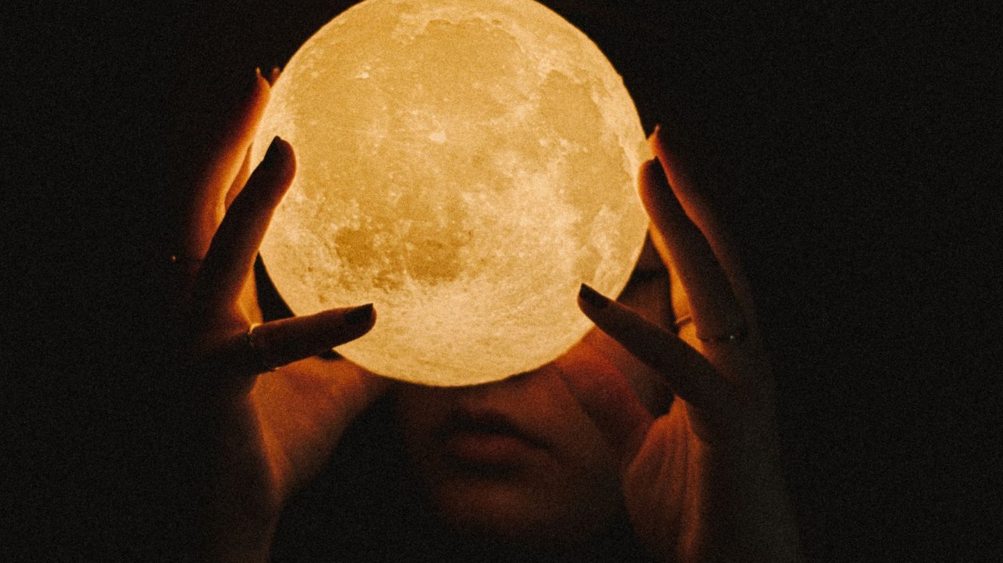 Der Vollmond im August 2025 bringt Befreiung – für 3 Sternzeichen!