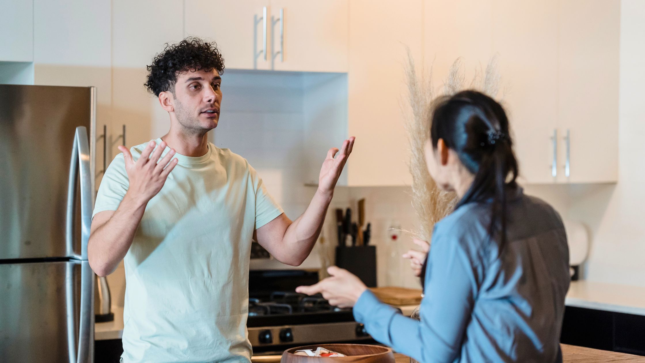 Sag diese 5 Sätze – und ein Narzisst verliert sofort die Kontrolle! Erfahre, wie du mit klaren Worten Manipulation stoppst, Grenzen setzt und deine innere Stärke zurückgewinnst. Diese Tipps helfen dir, toxische Muster zu durchbrechen und dich endlich von narzisstischem Verhalten zu befreien. ✨ #narzissmus #toxischebeziehung #selbstliebe #grenzensetzen