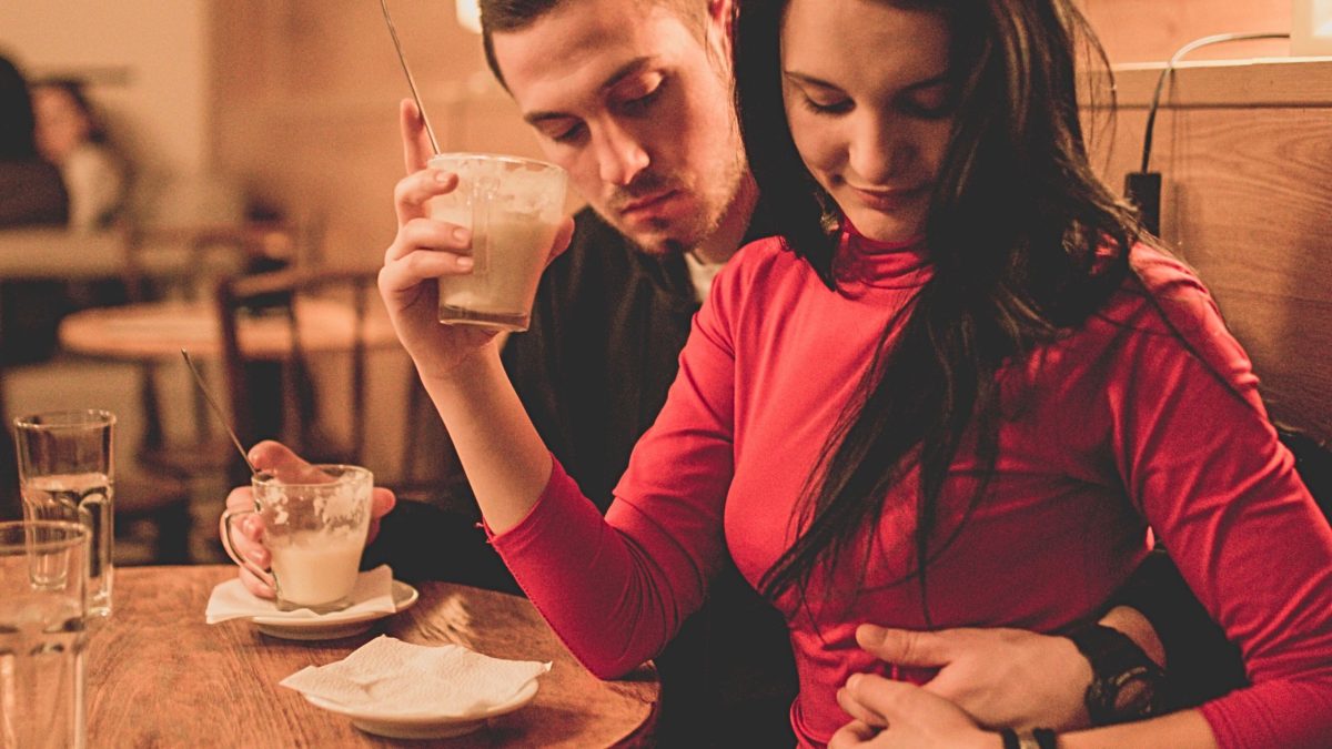 Diese unbewussten Signale machen Frauen für Narzissten extrem attraktiv