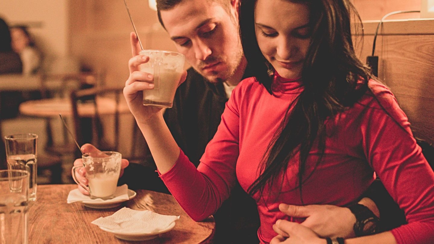 Diese unbewussten Signale machen Frauen für Narzissten extrem attraktiv