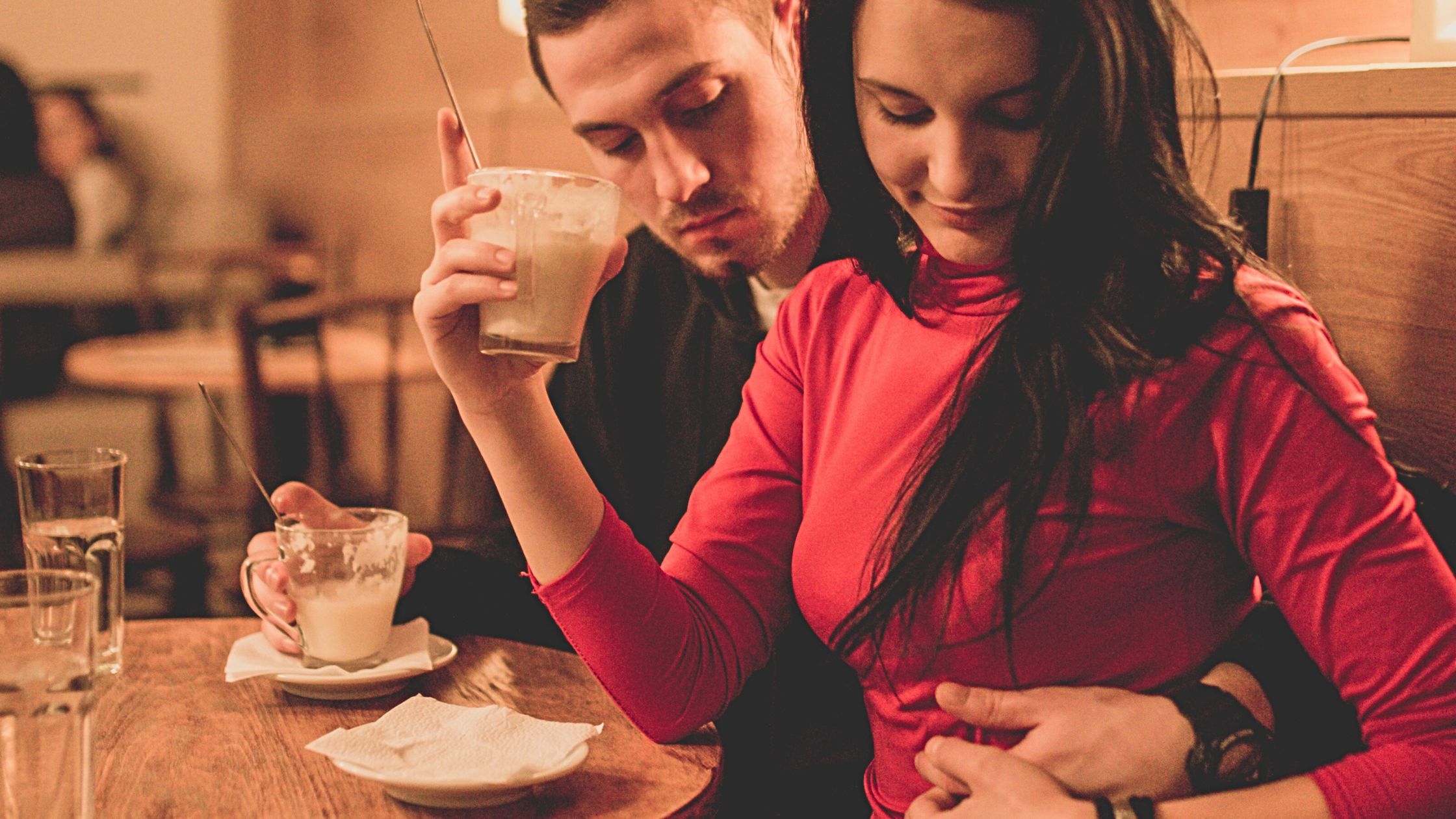 Diese unbewussten Signale machen Frauen für Narzissten extrem attraktiv