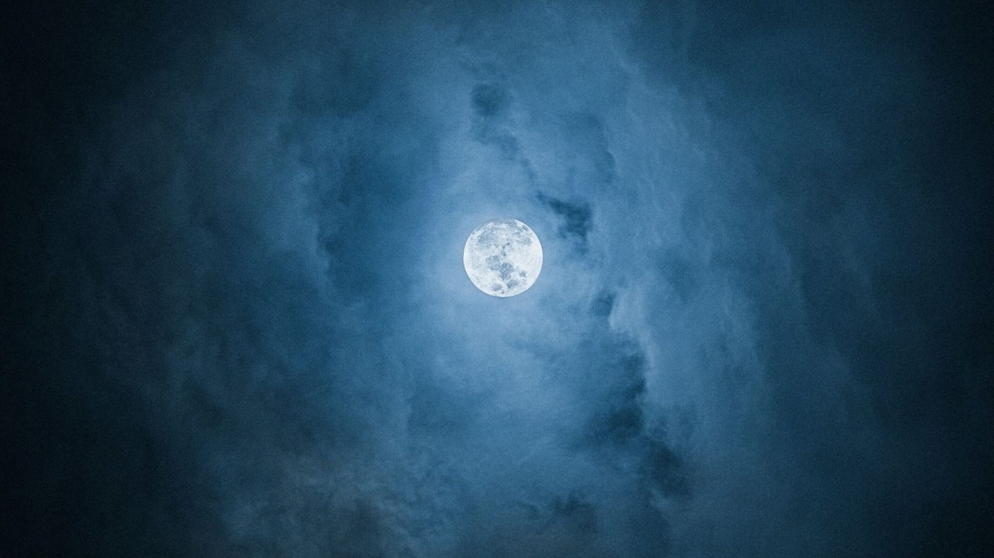 Neumond Dezember 2025: Diese zwei Sternzeichen starten mit frischer Energie ins Jahr 2026