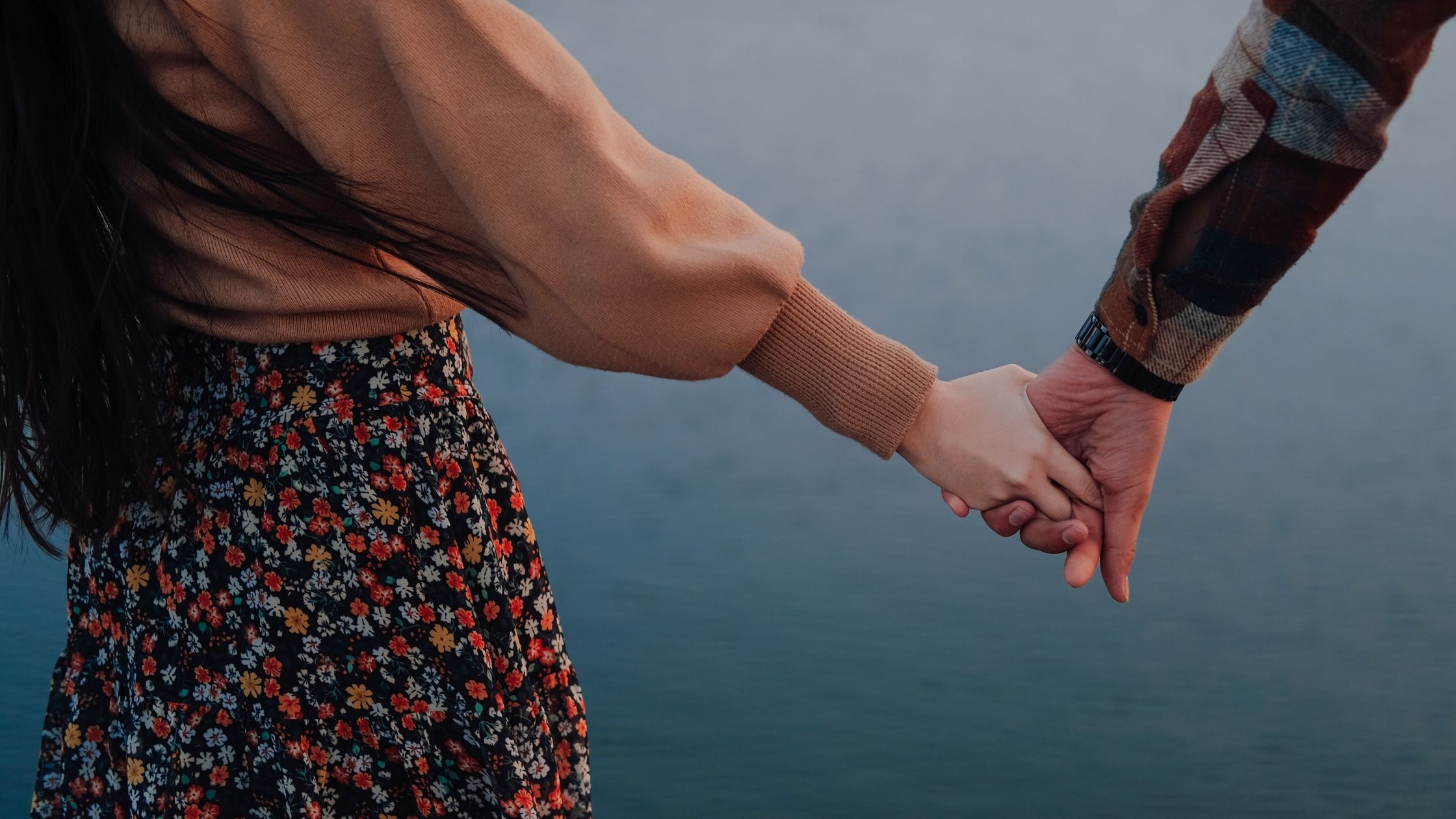 Liebeshoroskop Februar 2026: Wer loslässt, wer festhält und wer alleine weitergeht