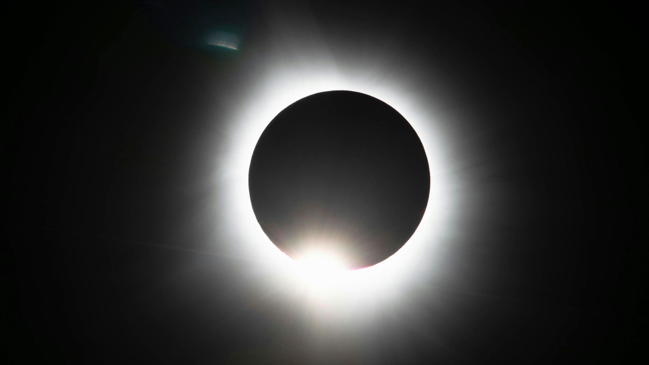 Sonnenfinsternis im Februar 2026: Warum diese Sternzeichen alles intensiver fühlen