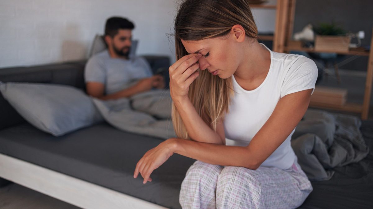 Warum gerade starke Frauen an emotional kalten Männern hängenbleiben