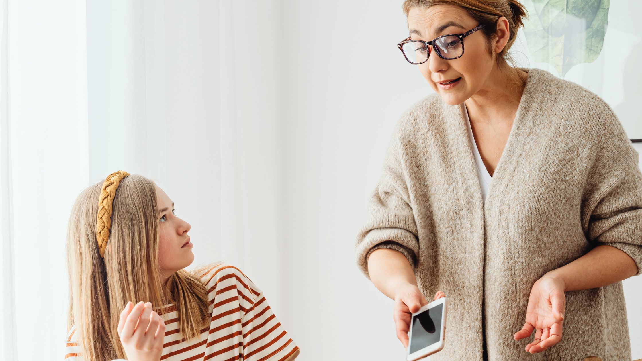 Wenn eine narzisstische Mutter die Familie kontrolliert: 9 Muster, die du vielleicht viel zu gut kennst