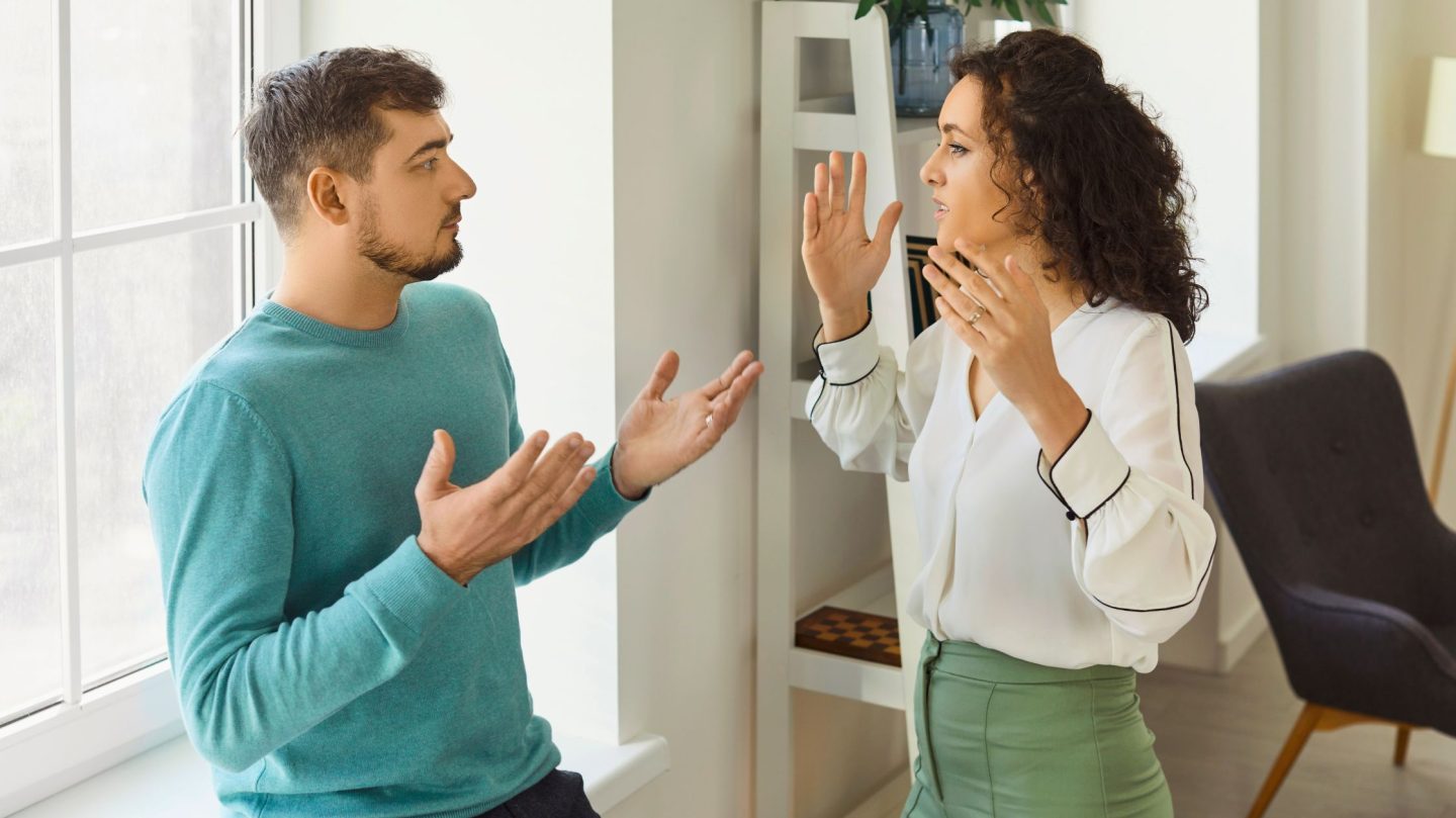 9 Anzeichen dafür, dass seine Mutter den Narzissten geformt hat, den du geheiratet hast