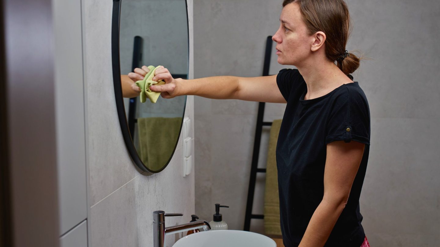 Übertriebene Sauberkeit nach einer toxischen Beziehung? Das steckt dahinter