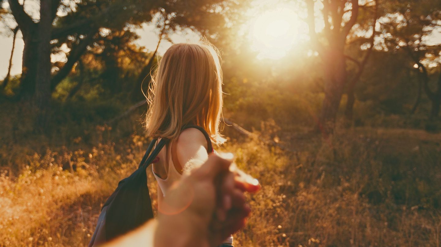 Wenn eine Frau so geht, wird ein Mann sie nie vergessen – Die Psychologie dahinter