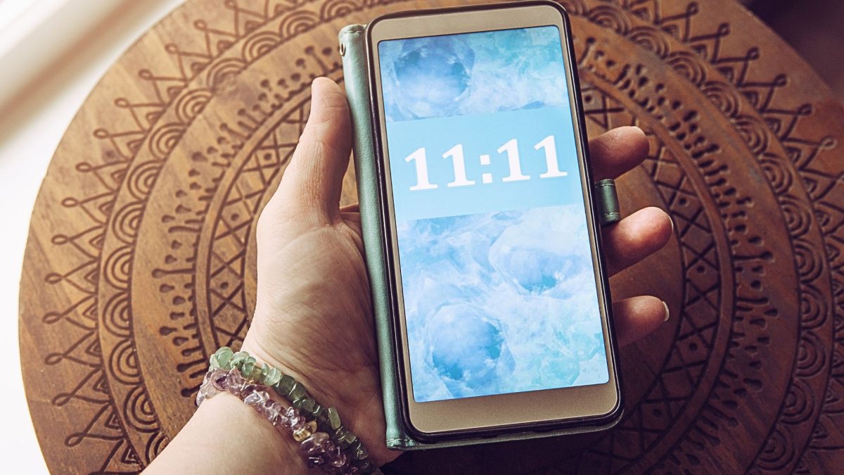 Doppel-Uhrzeiten und Spiegelzahlen: Welche Bedeutung steckt hinter 11:11, 12:12 und Co.?