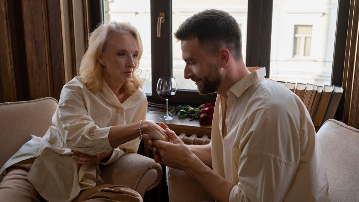 Kann eine Beziehung zwischen einem jüngeren Mann und einer älteren Frau funktionieren?