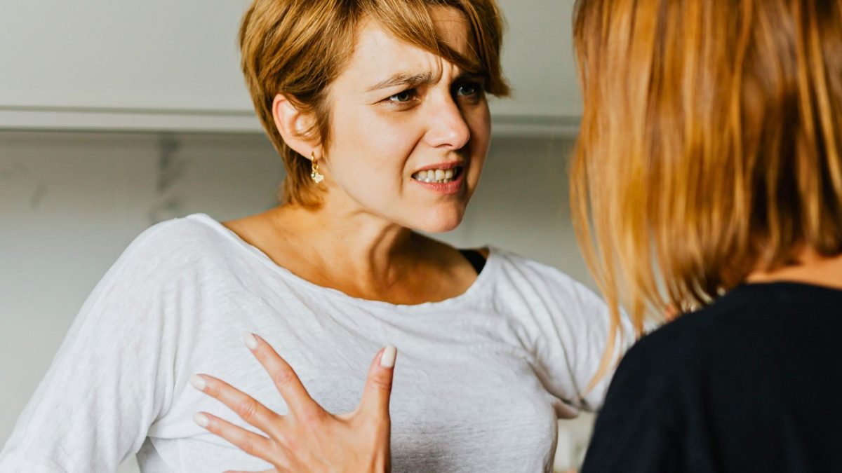 Wenn seine Mutter eure Ehe kontrolliert: So erkennst du eine narzisstische Schwiegermutter